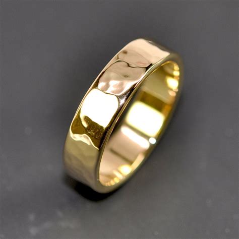 18k gold men's wedding band.